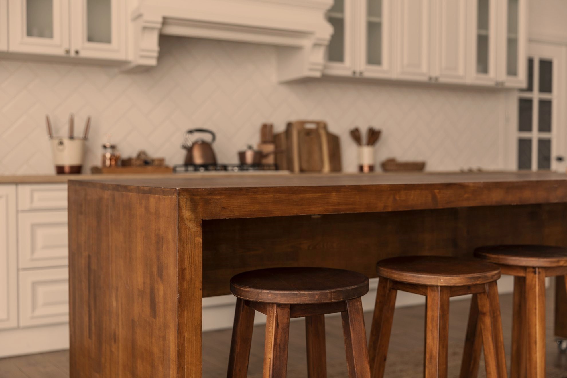 wooden-table-chairs-kitchen